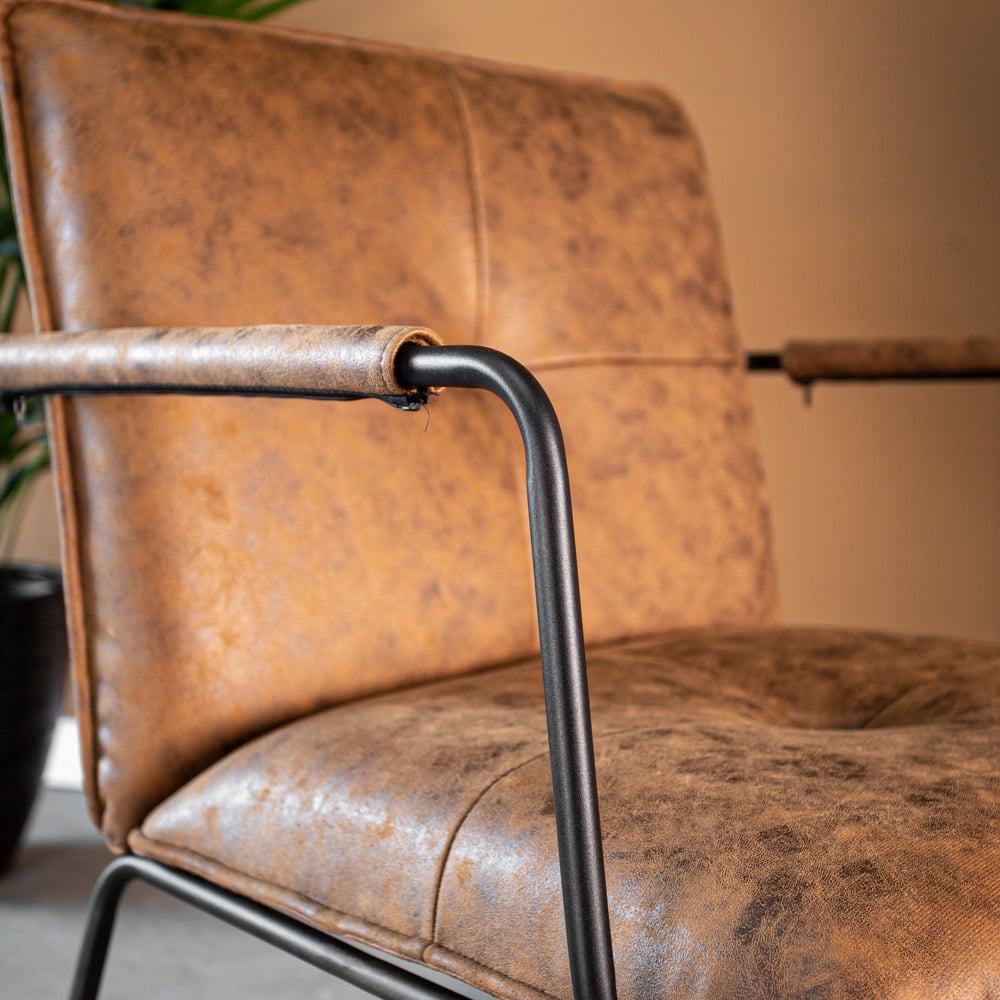 Poltroncina Hailey in ecopelle Dimehouse Cognac LxLxH 66x64x37 Ecopelle Atmosferica dettaglio fotografico