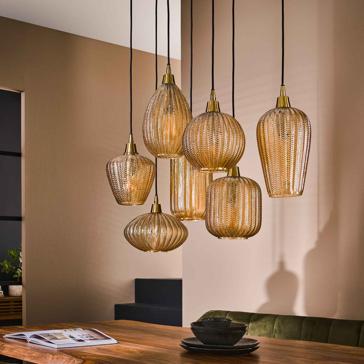 Lampada a sospensione Olaf DH Interni Vetro color ambra LxPxH 96x47x46 Vetro color ambra Foto atmosferica vista frontale diagonale