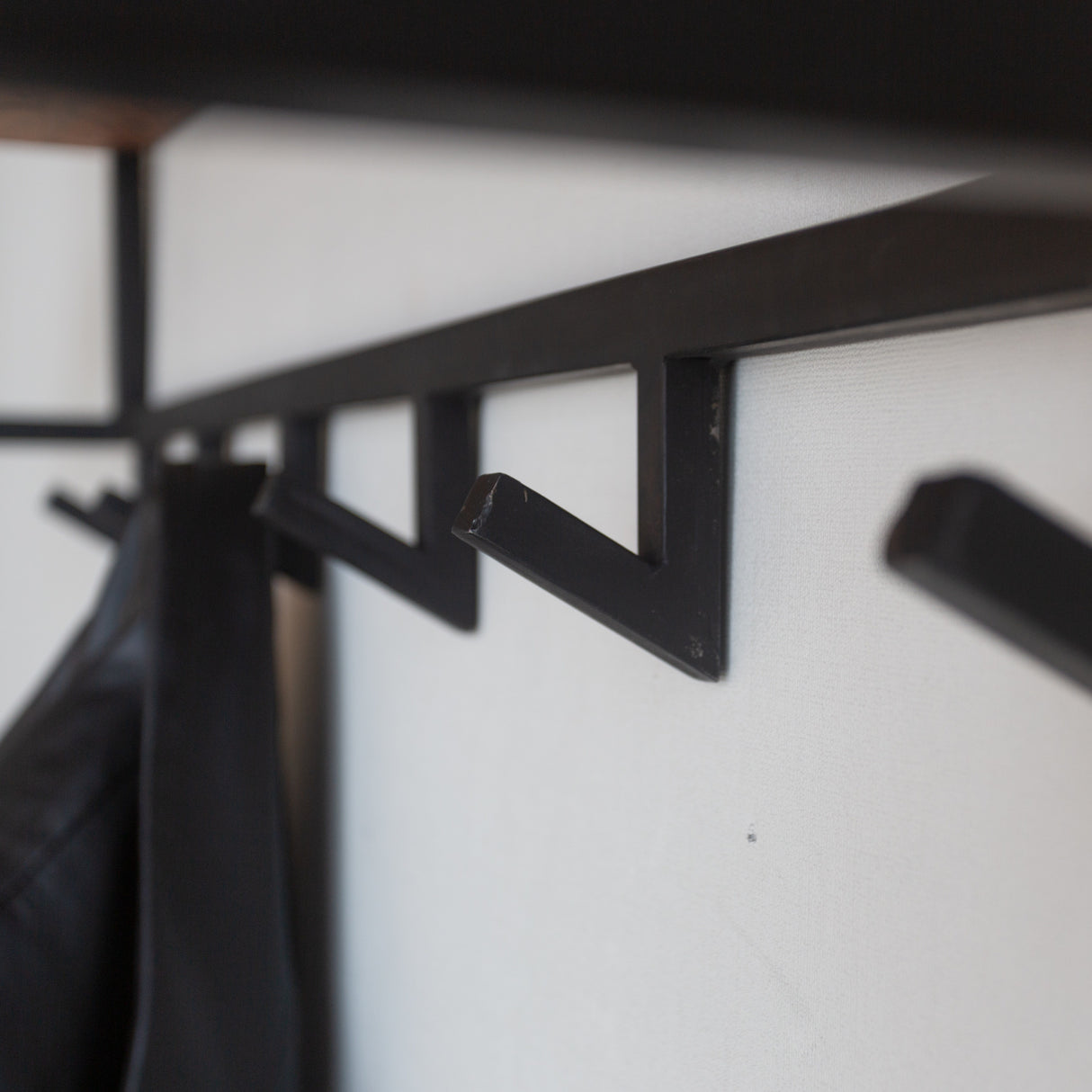 Appendiabiti Niels DH Interior Acacia LxLxH 102x37x30 Legno di acacia Atmosfera foto diversa