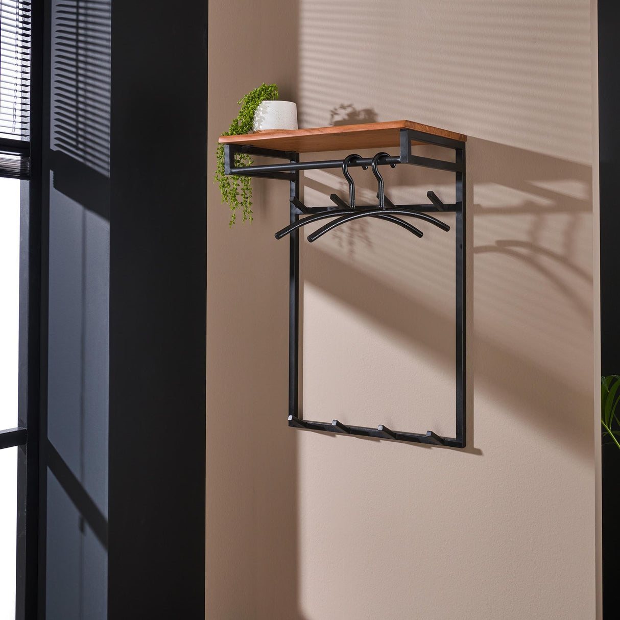 Appendiabiti Henry DH Interior Acacia LxLxH 85x60x38 Legno di acacia Foto atmosferica vista frontale diagonale