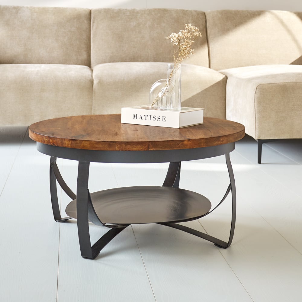 Tavolino Oxis Dimehouse Marrone LxPxH 79x77x48 Legno di mango Foto atmosferica vista frontale diagonale