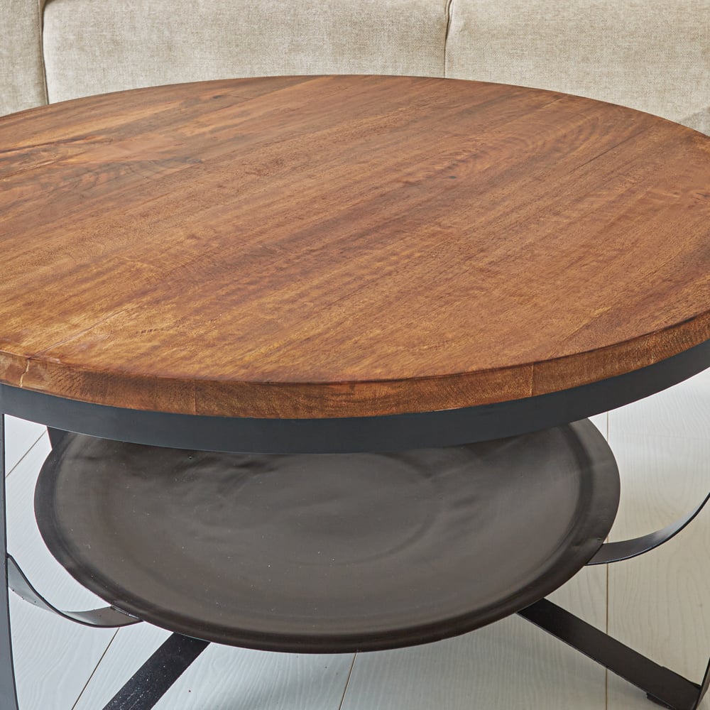 Tavolino Oxis Dimehouse Marrone LxPxH 92x92x43 Legno di mango Dettaglio fotografico atmosferico