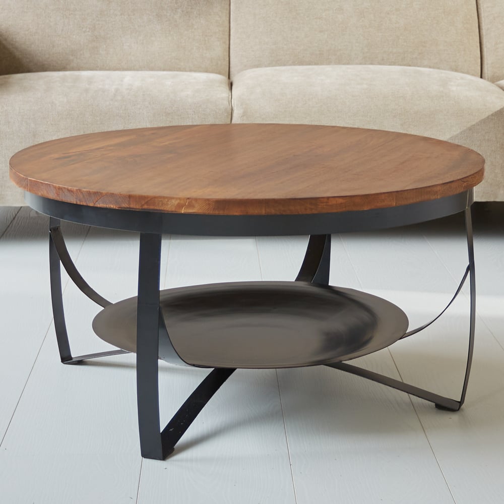 Tavolino Oxis Dimehouse Marrone LxPxH 92x92x43 Legno di mango Foto atmosferica vista frontale diagonale