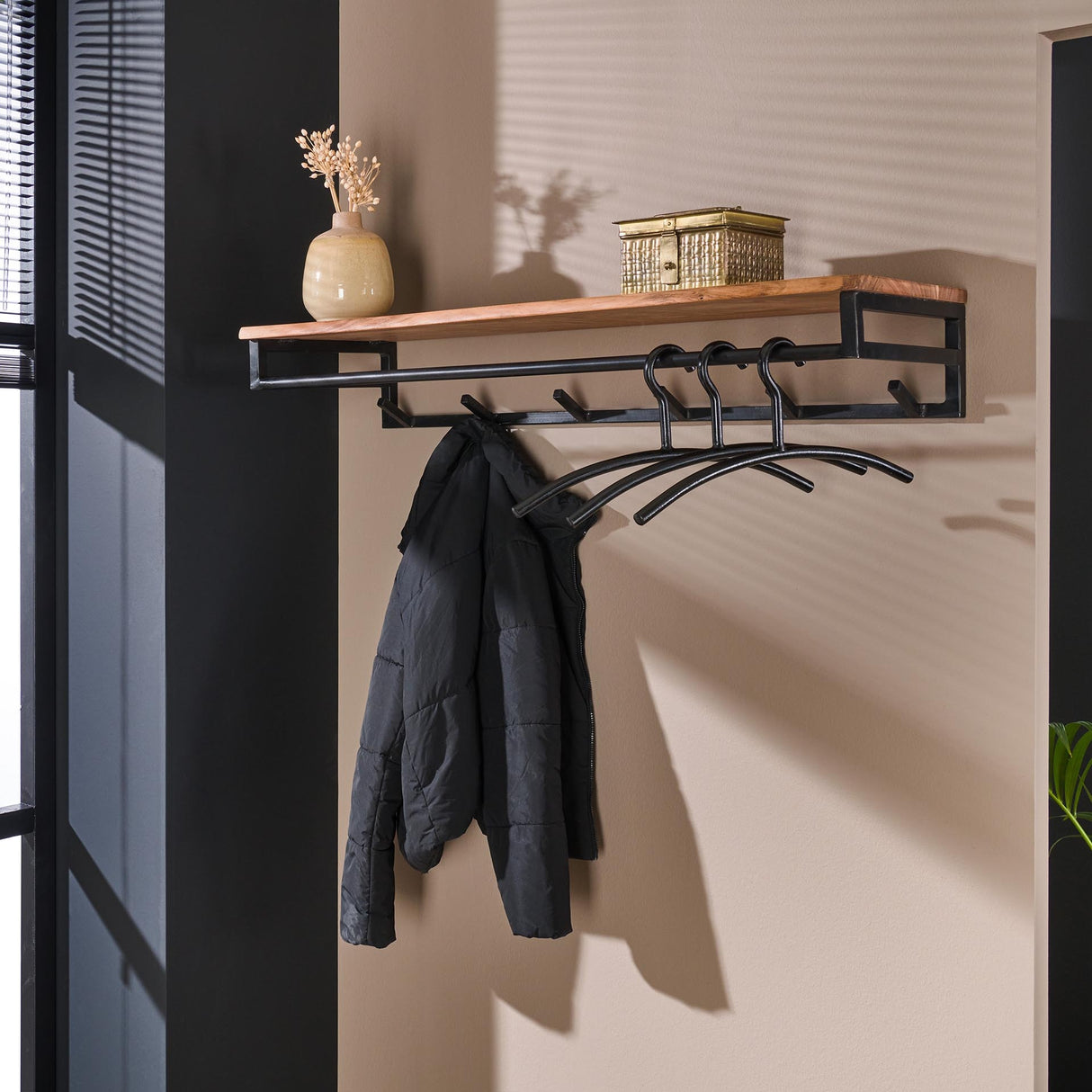 Appendiabiti Henry DH Interior Acacia LxPxH 106x42x22 Legno di acacia Foto atmosferica vista frontale diagonale