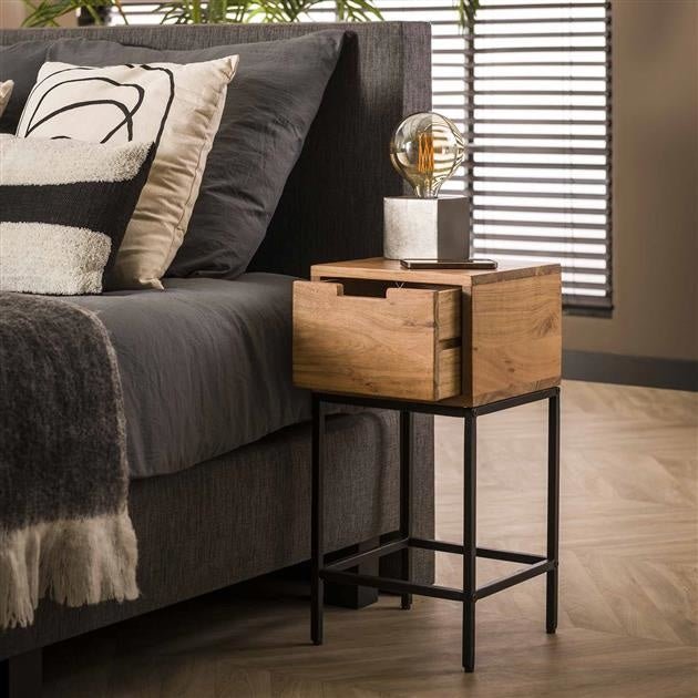 Comodino Lou DH Interior Acacia LxLxH 62x32x32 Legno di acacia Foto ambientale vista frontale diagonale