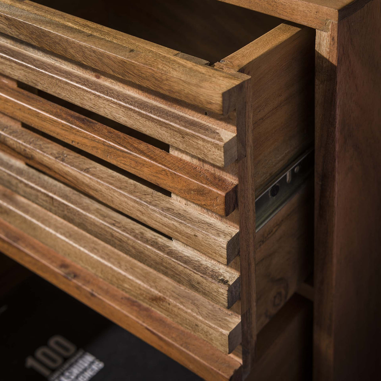 Comodino Monja DH Interior Acacia LxLxH 70x53x43 Legno di acacia Dettaglio foto ambiente