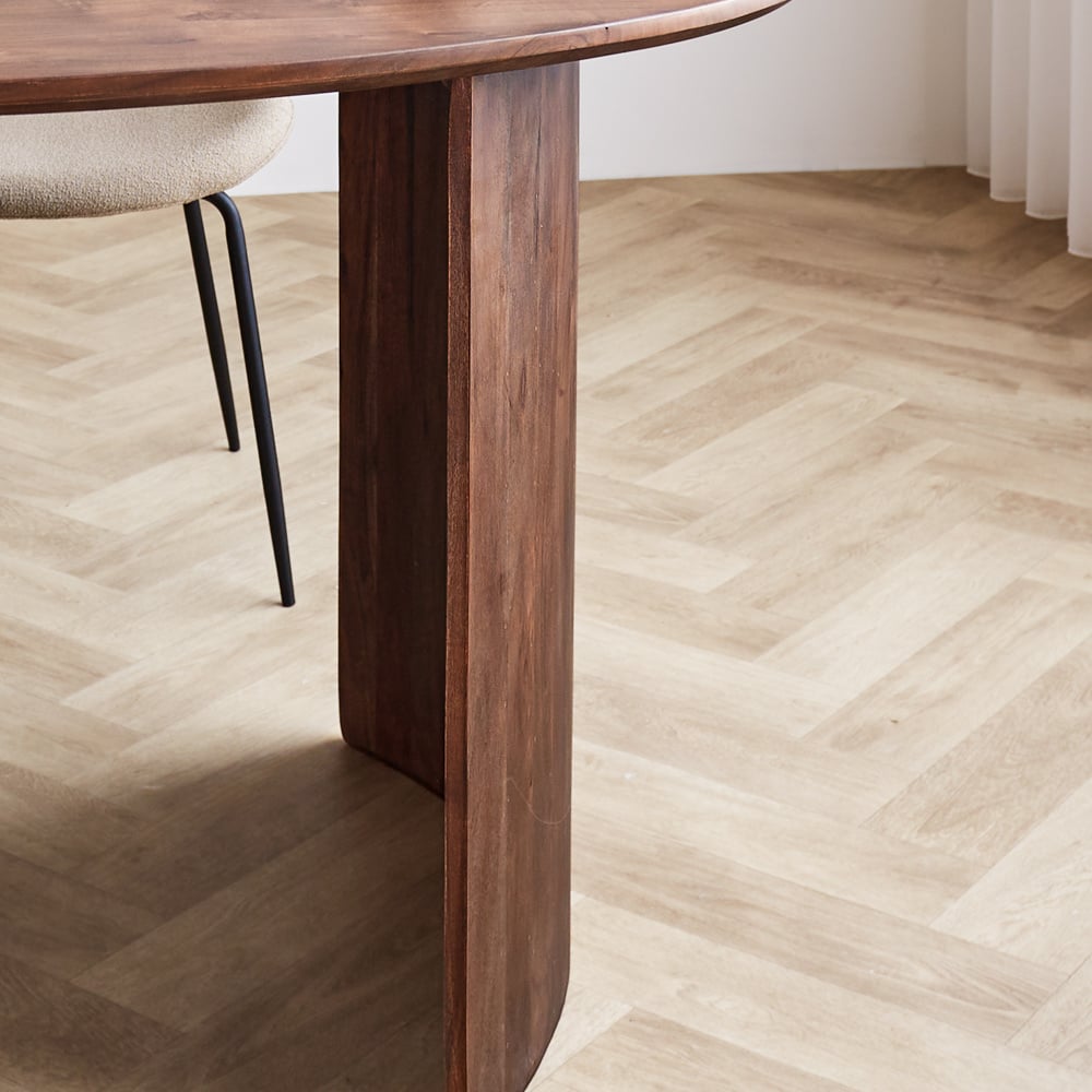 Tavolo da pranzo Yves Finitura Noce Dimehouse Marrone LxPxH 185x105x9 Legno di acacia Dettaglio fotografico atmosferico