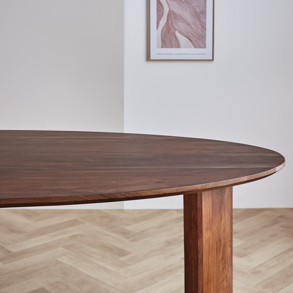 Tavolo da pranzo Yves Finitura Noce Dimehouse Marrone LxPxH 225x115x9 Legno di acacia Dettaglio fotografico atmosferico