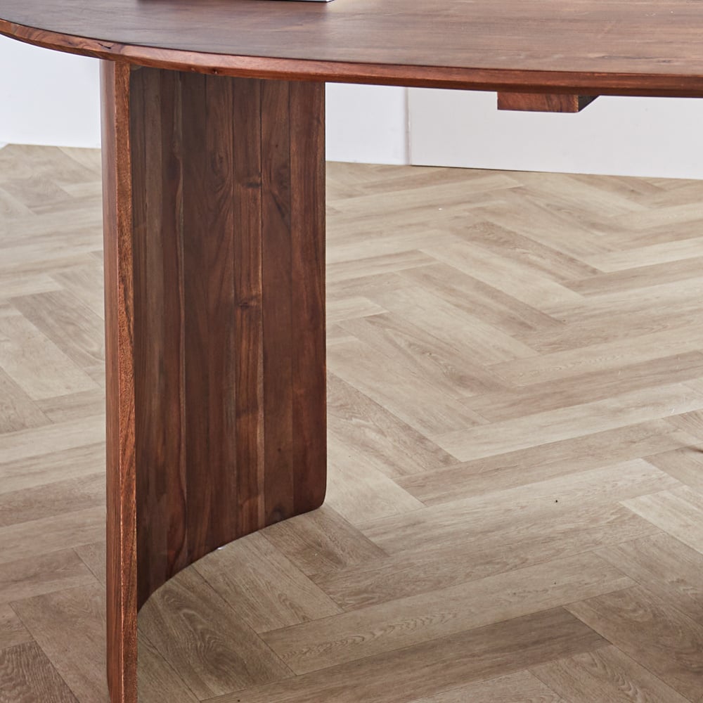Tavolo da pranzo Yves Finitura Noce Dimehouse Marrone LxPxH 225x115x9 Legno di acacia Dettaglio fotografico atmosferico