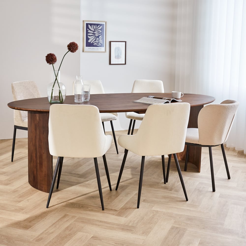 Tavolo da pranzo Yves Finitura Noce Dimehouse Marrone LxPxH 225x115x9 Legno di acacia Foto suggestiva vista diagonale frontale