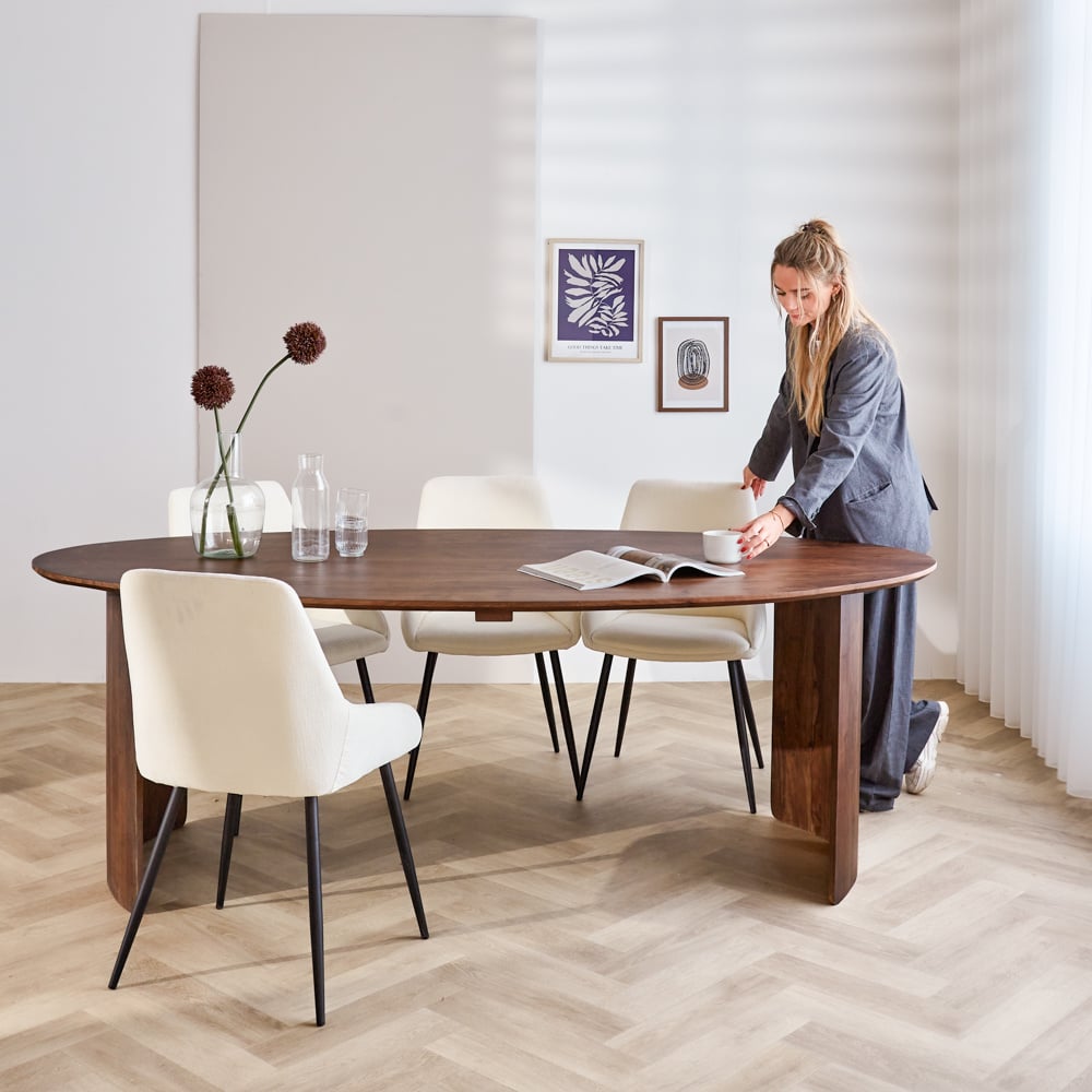 Tavolo da pranzo Yves Finitura Noce Dimehouse Marrone LxPxH 225x115x9 Legno di acacia Foto atmosferica in situazione
