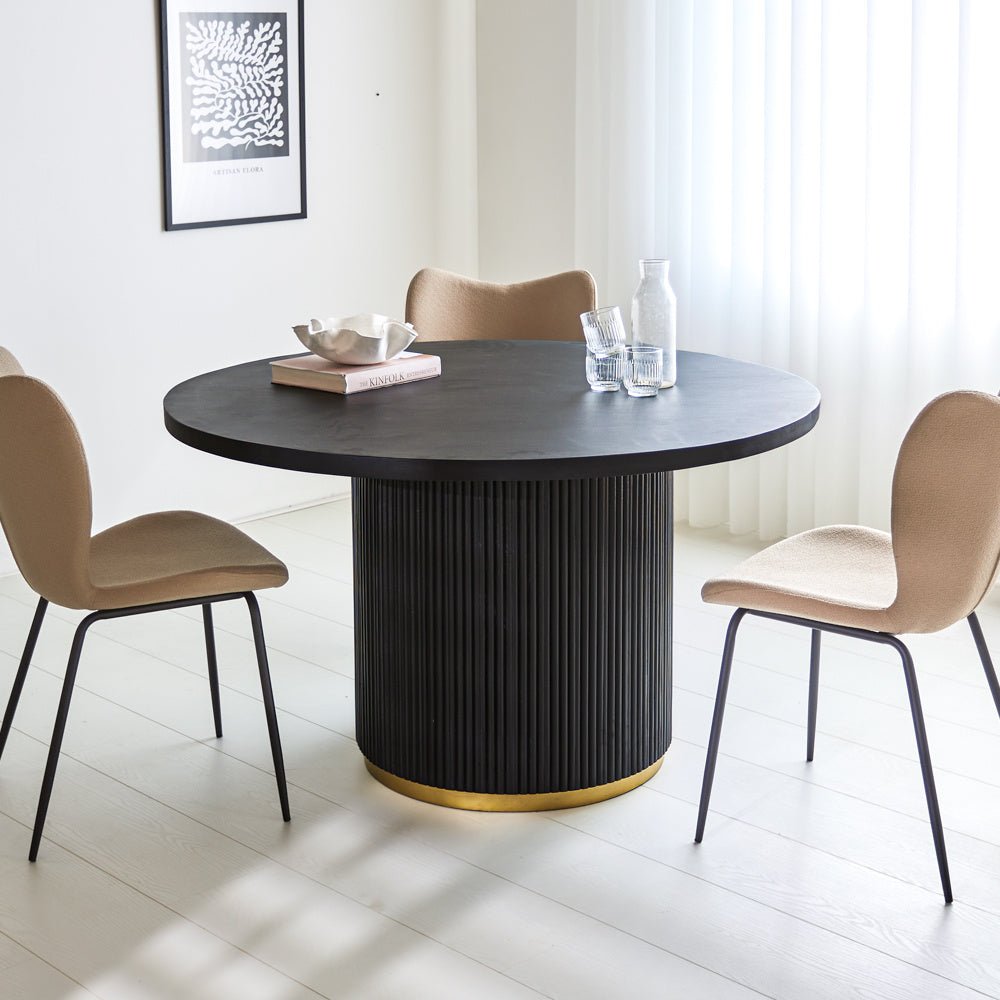 Tavolo da pranzo Elora Dimehouse Nero LxPxA 135x135x9 Legno di mango Foto atmosferica vista frontale diagonale