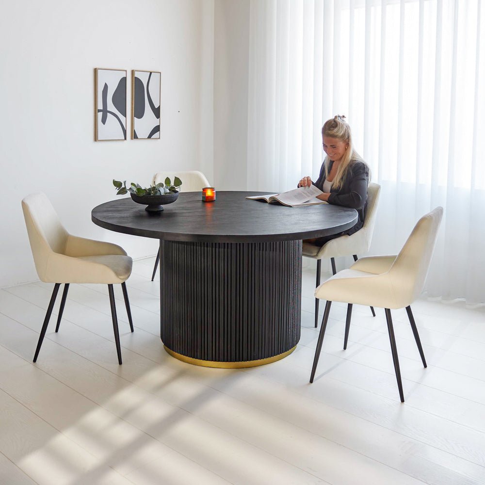 Tavolo da pranzo Elora Dimehouse Nero LxPxA 155x155x9 Legno di mango Foto atmosferica in situazione