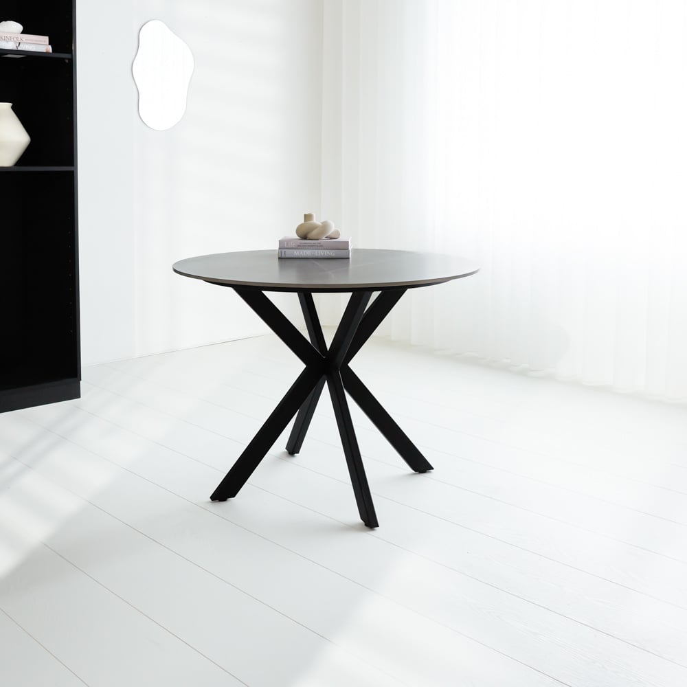 Tavolo da pranzo Yuna grigio Dimehouse Grigio LxPxH 121x121x11 Pietra sinterizzata Foto atmosferica vista frontale diagonale