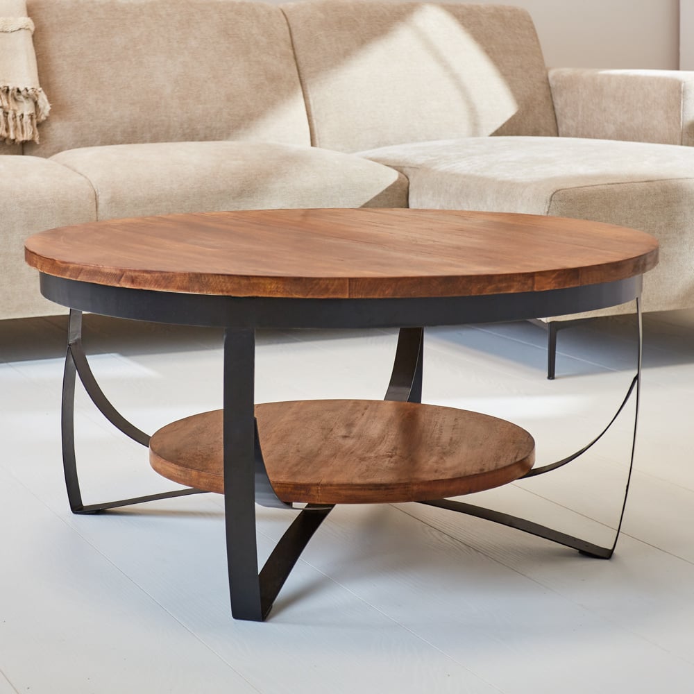 Tavolino Oxis Wood Dimehouse Marrone LxPxH 92x92x43 Legno di mango Foto atmosferica vista frontale diagonale