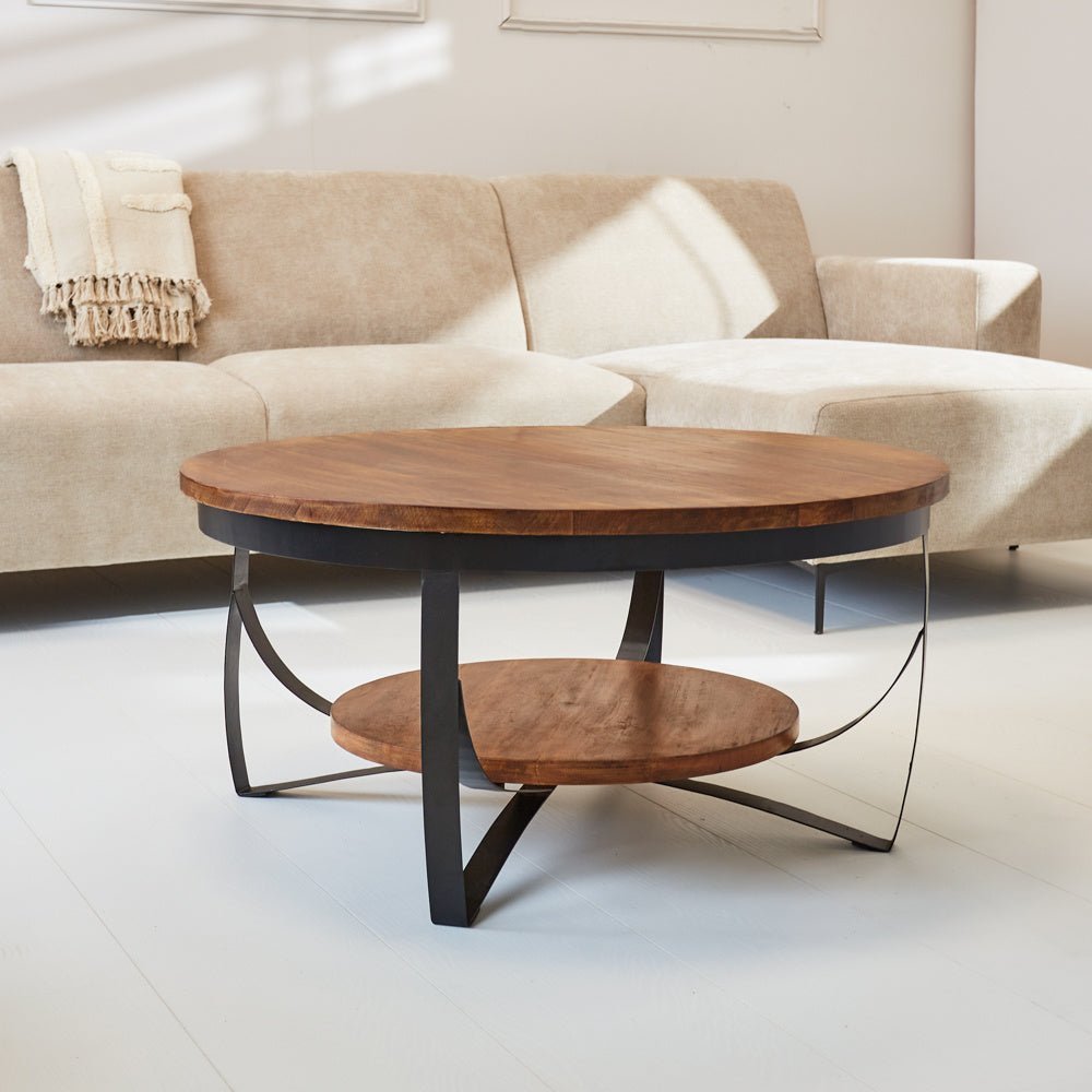 Tavolino Oxis Wood Dimehouse Marrone LxPxH 92x92x43 Legno di mango Foto atmosferica vista frontale diagonale
