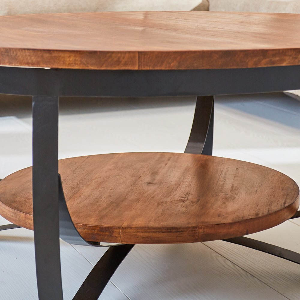 Tavolino Oxis Wood Dimehouse Marrone LxPxH 92x92x43 Legno di mango Dettaglio fotografico atmosferico