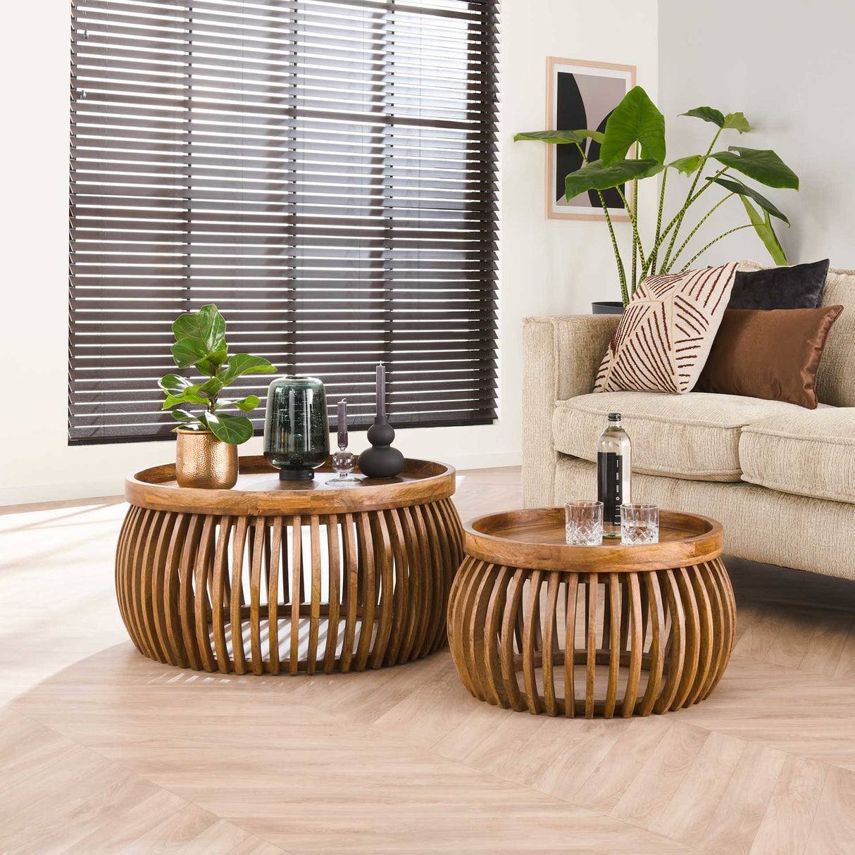 Tavolino Hans DH Interior Mango LxLxH 88x88x45 Legno di mango Foto atmosferica vista frontale diagonale