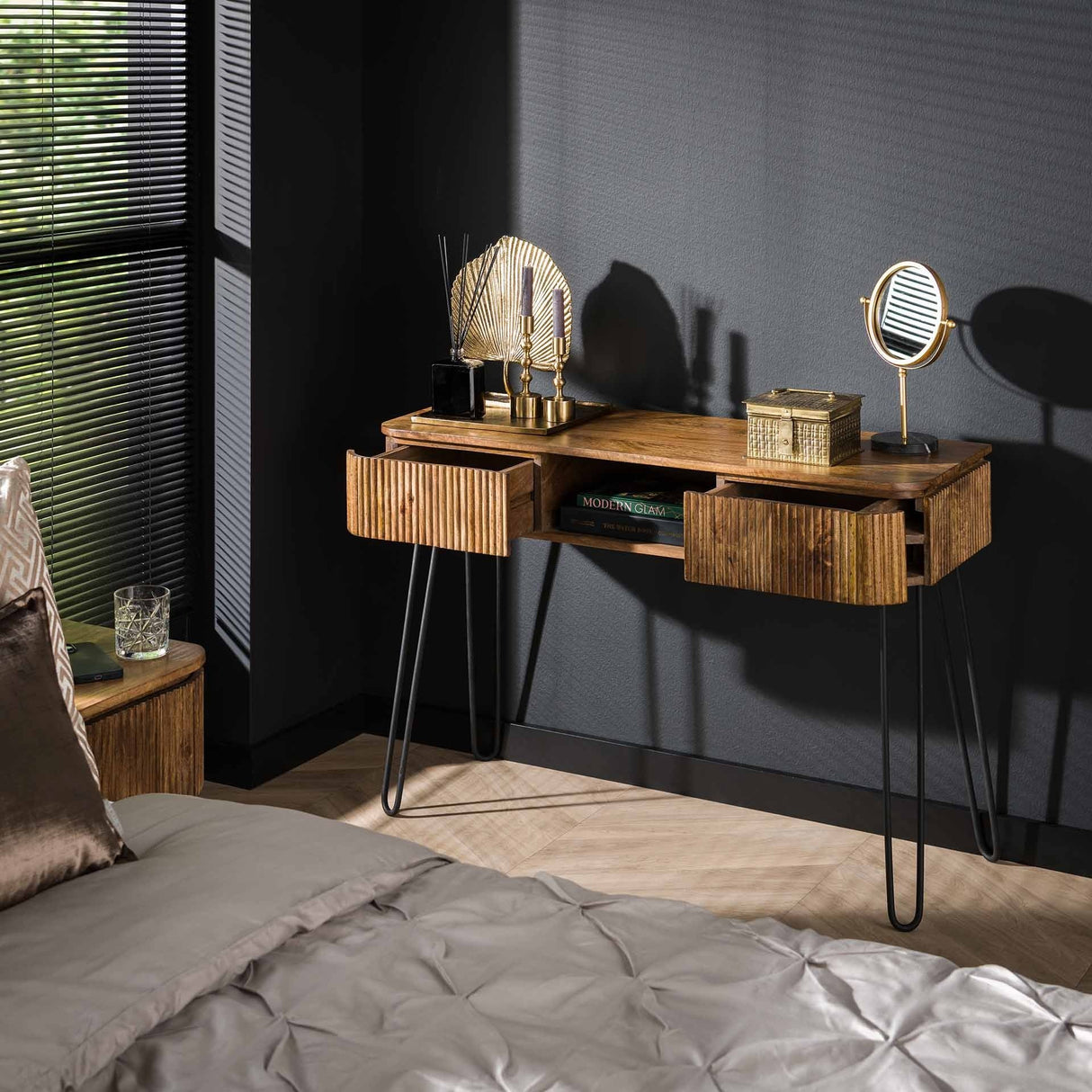 Toeletta Maria DH Interior Mango LxLxH 116x47x29 Legno di mango Foto atmosferica vista frontale diagonale