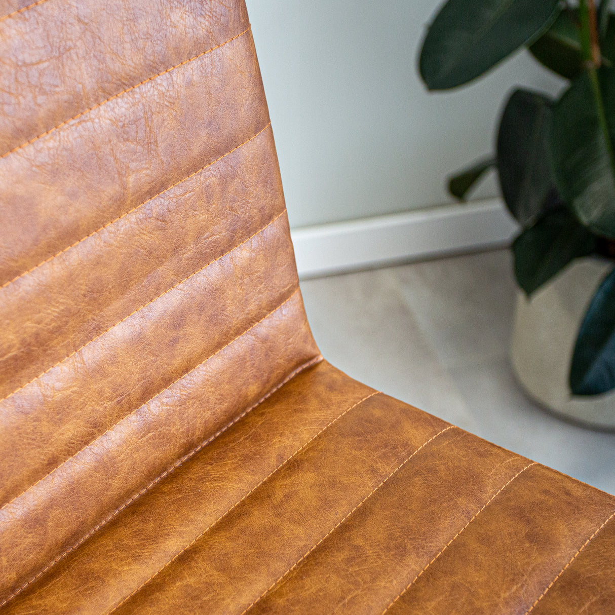 Sgabello Kuba Dimehouse Cognac LxPxH 72x69x54 Ecopelle Dettaglio fotografico atmosferico