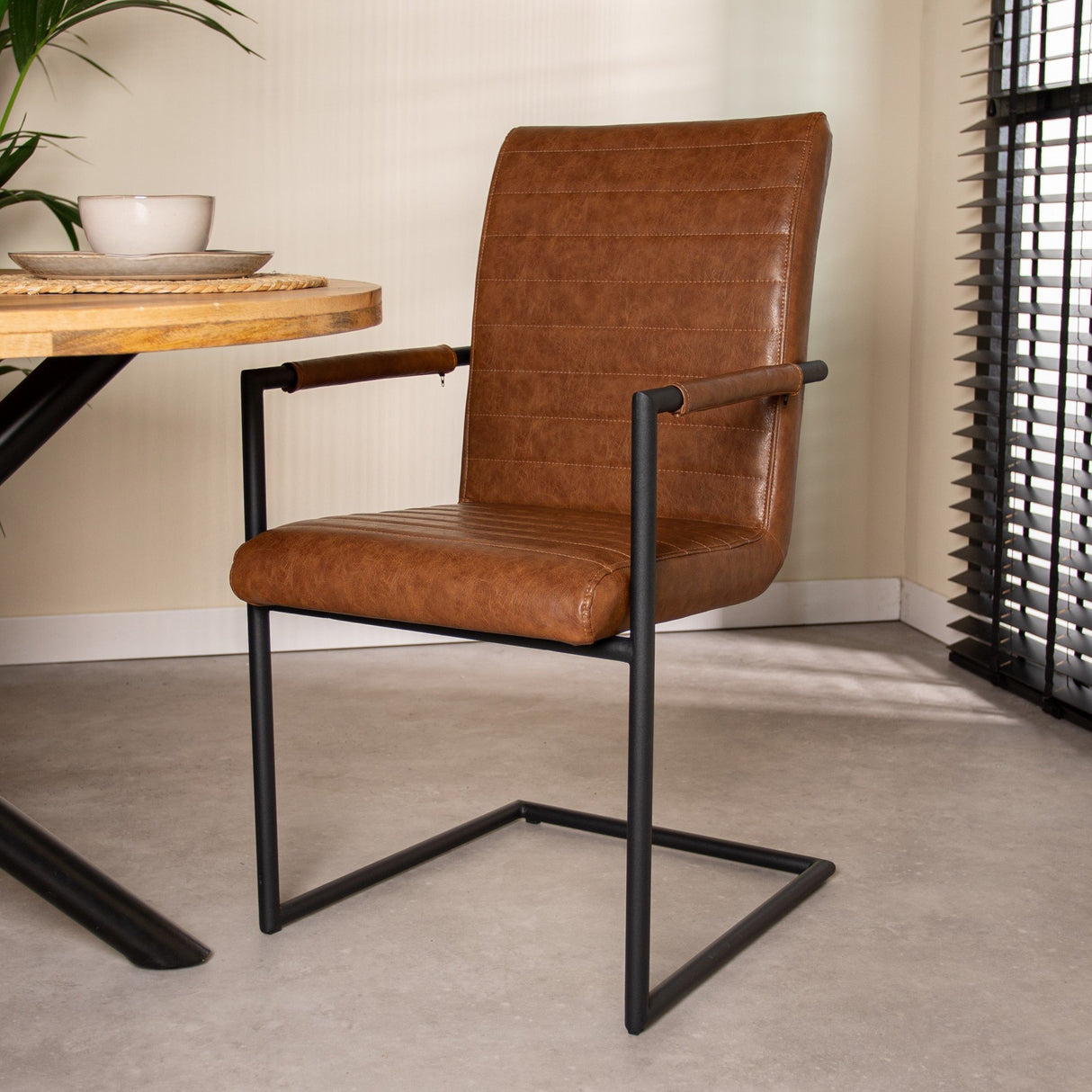 Sedia per sala da pranzo Bras Dimehouse Cognac LxPxH 73x59x58 Ecopelle Foto atmosferica diagonale vista frontale
