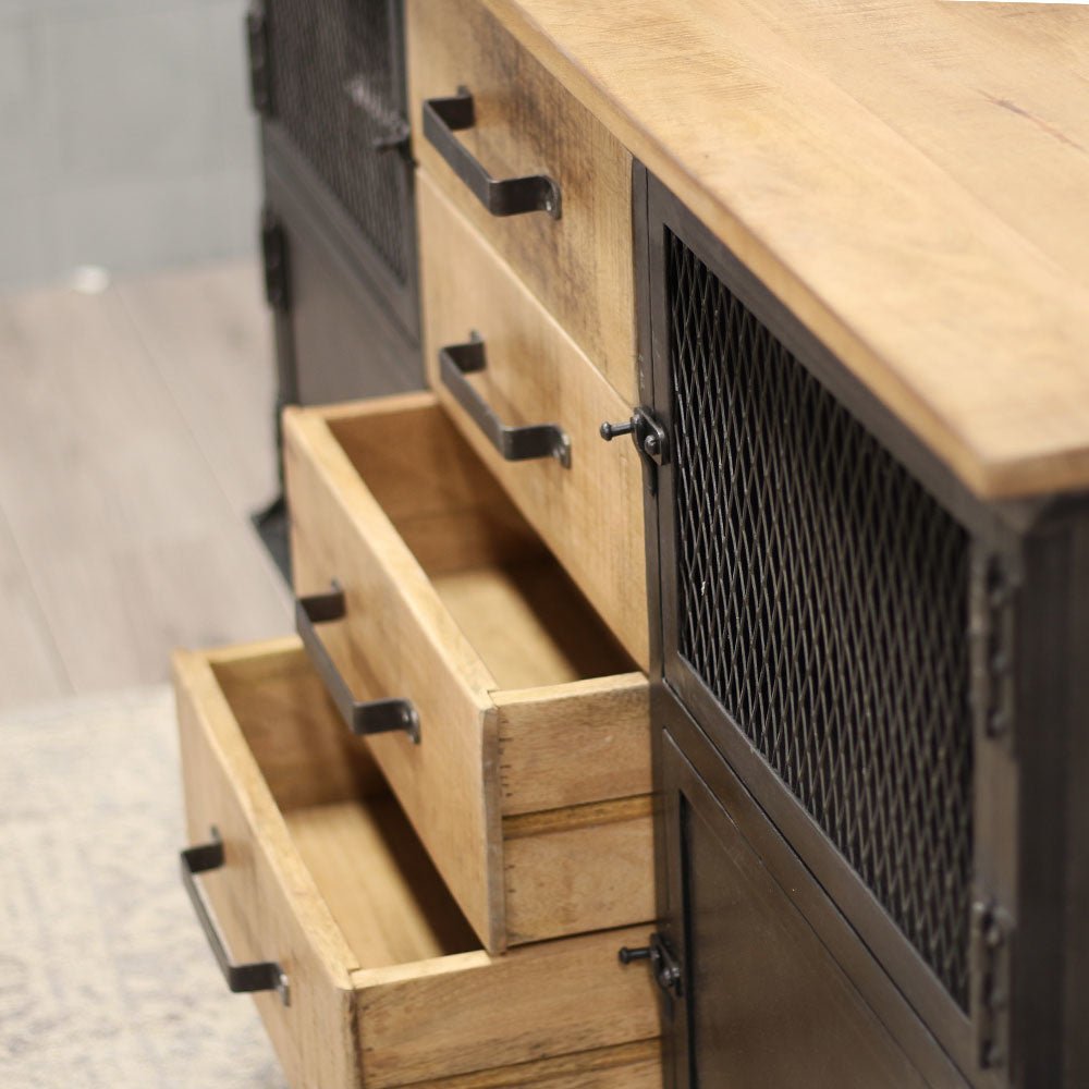 Credenza Bryce Dimehouse Marrone LxPxH 153x80x40 Legno di mango Dettaglio fotografico atmosferico