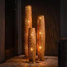 Lampada da terra Elia DH Interni Legno di teak Teak Foto atmosferica vista frontale diagonale
