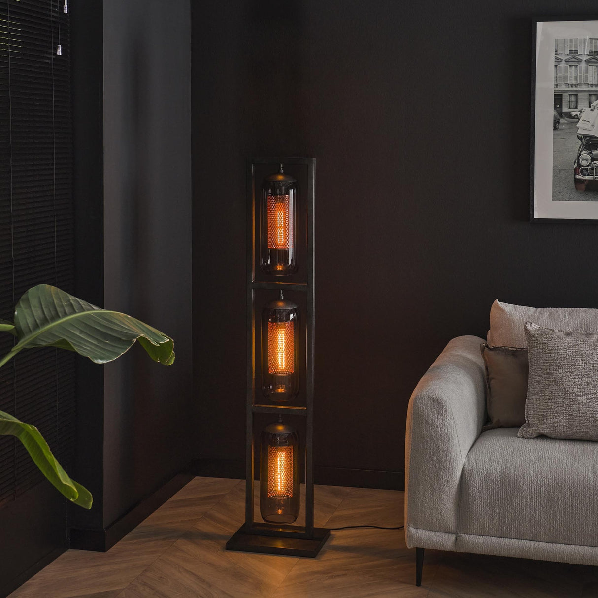 Lampada da terra Hilda DH Interior Nero LxLxH 162x38x29 Metallo Foto atmosferica vista frontale diagonale