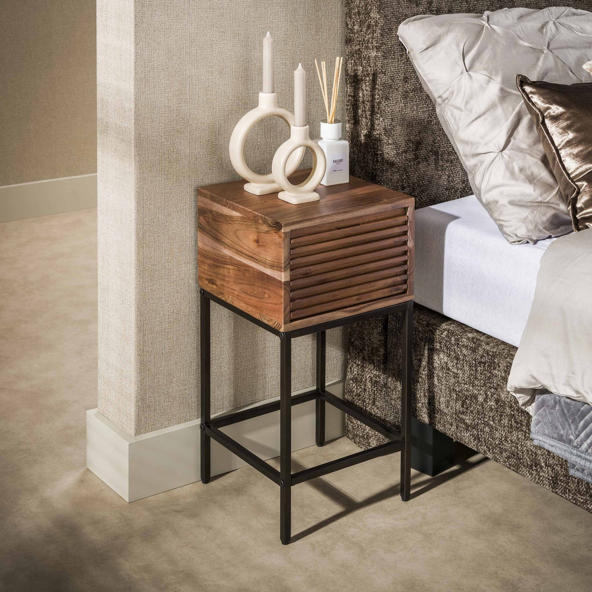 Comodino con 1 cassetto in legno di acacia marrone Lani