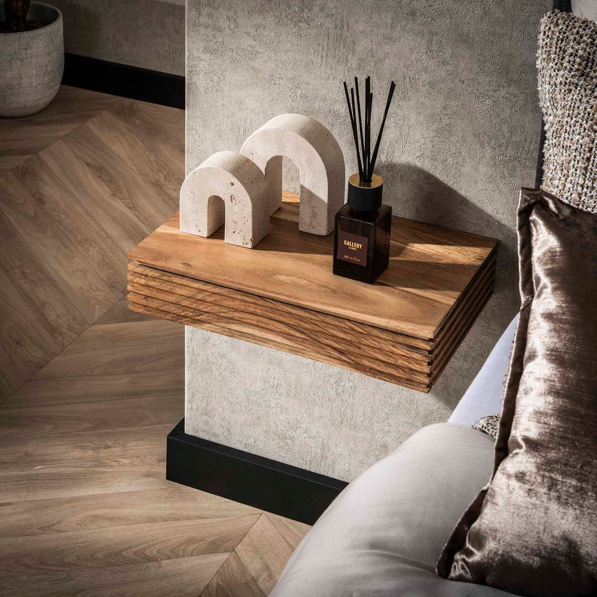 Set di 2 comodini Arlo in massello di acacia con cassetto