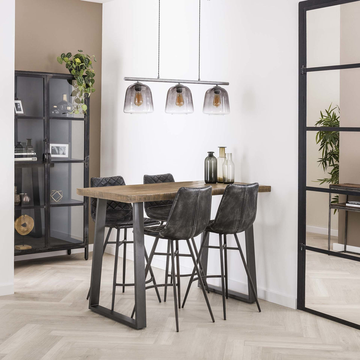 Tavolo da bar Wyatt DH Interior Mango LxLxH 140x77x21 Legno di mango Foto atmosferica vista frontale diagonale