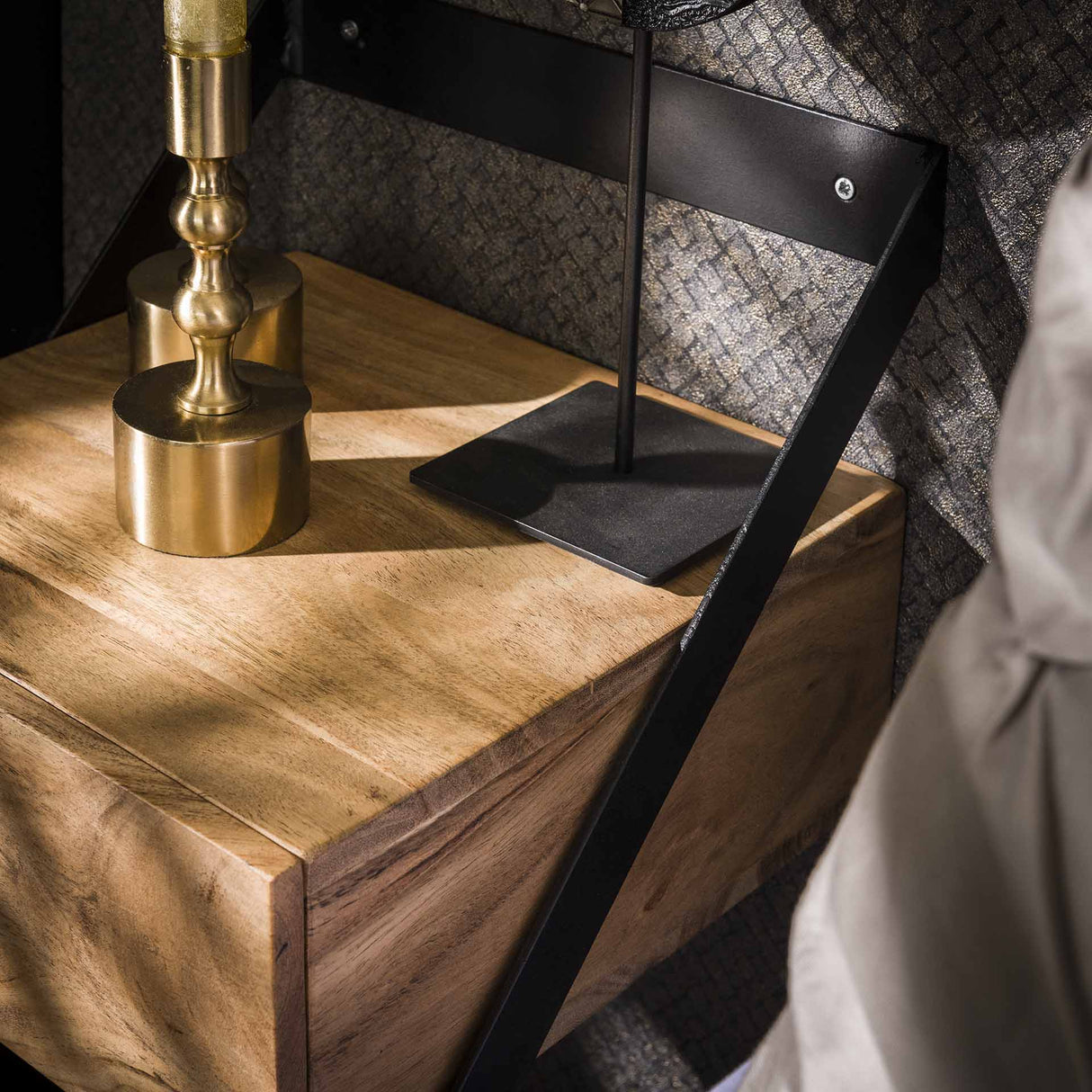 Set di 2 comodini Ceriel in legno di acacia naturale con cassetto