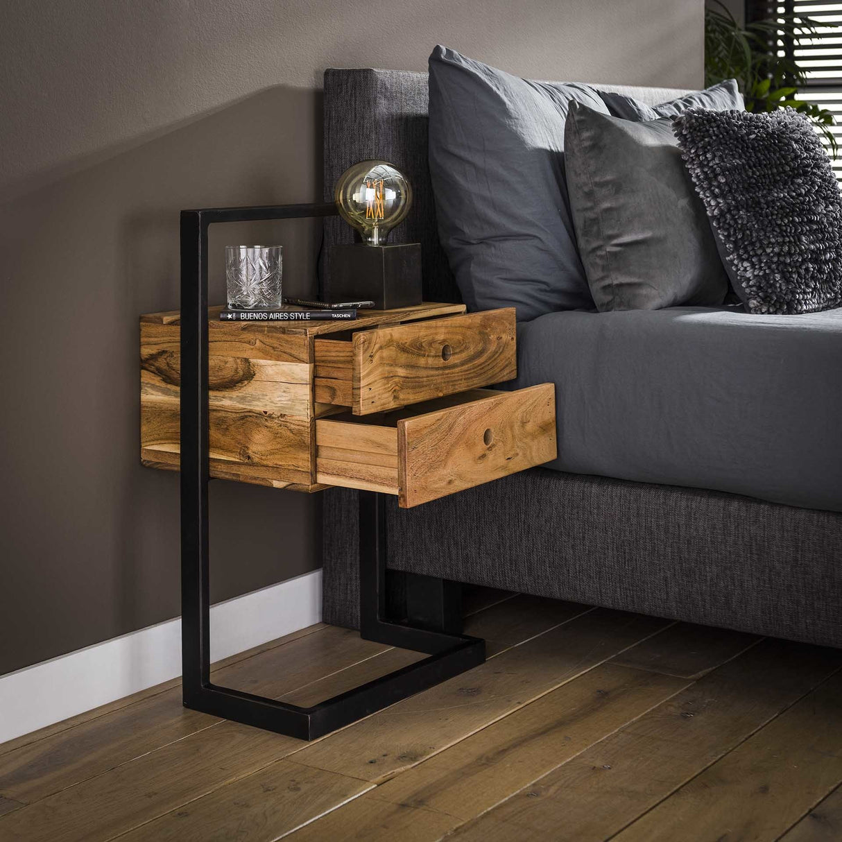 Comodino Camila 2L DH Interno Acacia LxLxH 82x50x30 Legno di acacia Foto ambientale vista frontale diagonale