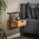 Comodino Naomi DH Interior Acacia LxLxH 49x47x20 Legno di acacia Foto atmosferica vista frontale diagonale