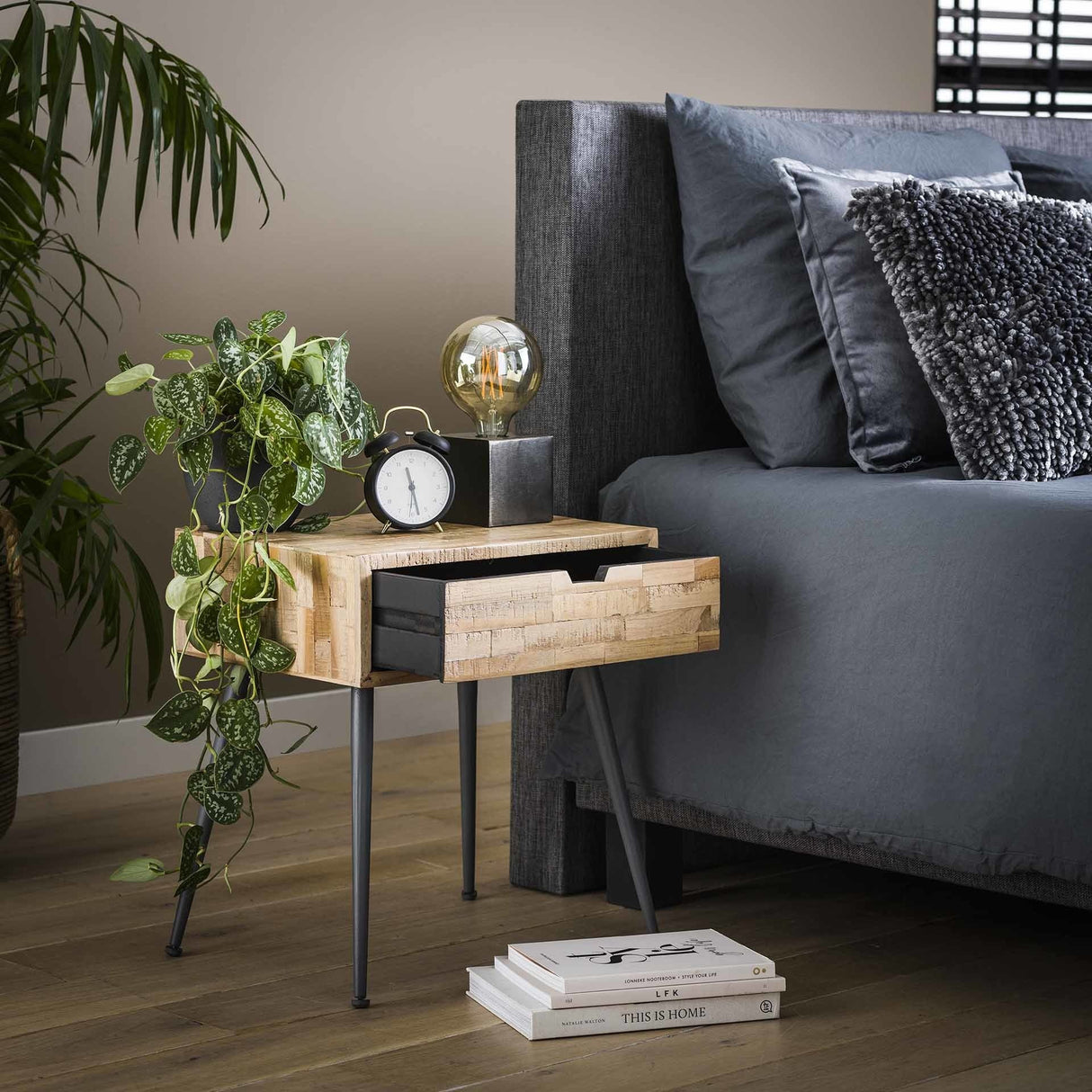 Comodino Cloë DH Interior Weathered LxLxH 50x40x19 Teak Foto ambientale in situazione