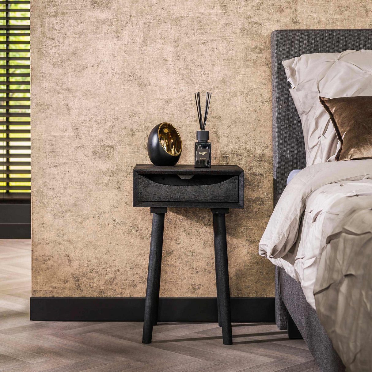 Comodino Davey in legno di acacia nero con cassetto e tacca