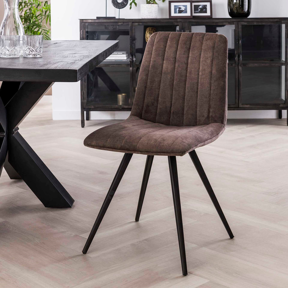 Eetkamerstoelen - Eetkamerstoel Sadie Velvet Taupe - Zonder Armleuningen - Dimehouse
