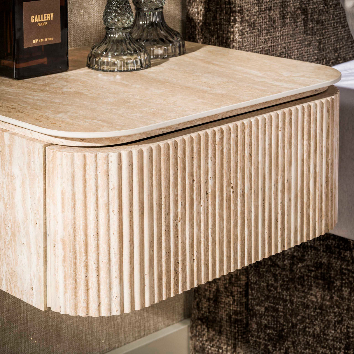 Comodino sospeso con 1 cassetto Jimi in ceramica travertino beige