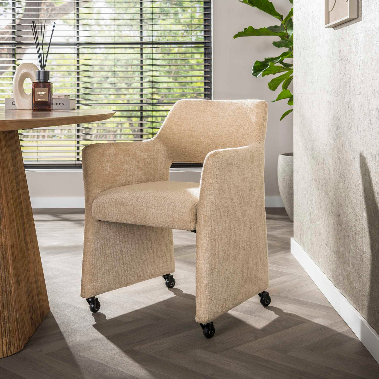 Eetkamerstoelen - Set van 2 Eetkamerstoelen Capri Jaroq zand Stof op wieltjes - Dimehouse