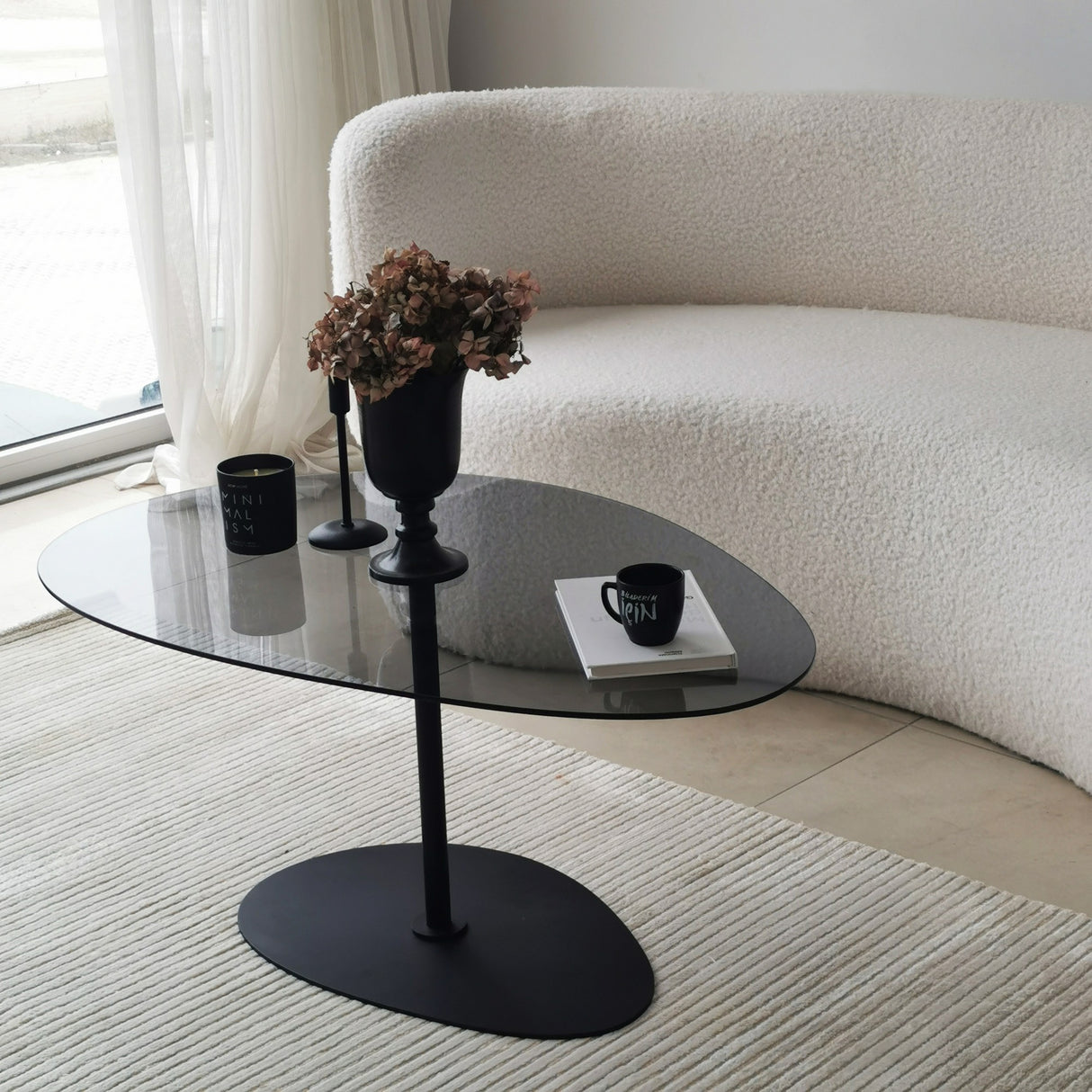 Tavolino da caffè dal design organico in vetro colorato Torpo - Struttura in metallo nero