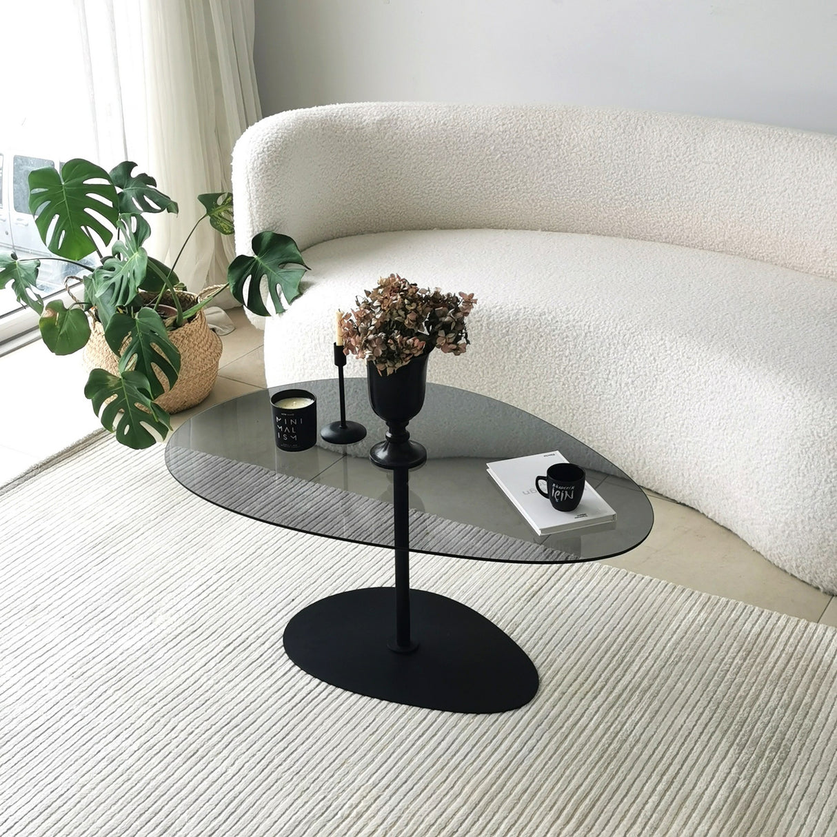 Tavolino da caffè dal design organico in vetro colorato Torpo - Struttura in metallo nero