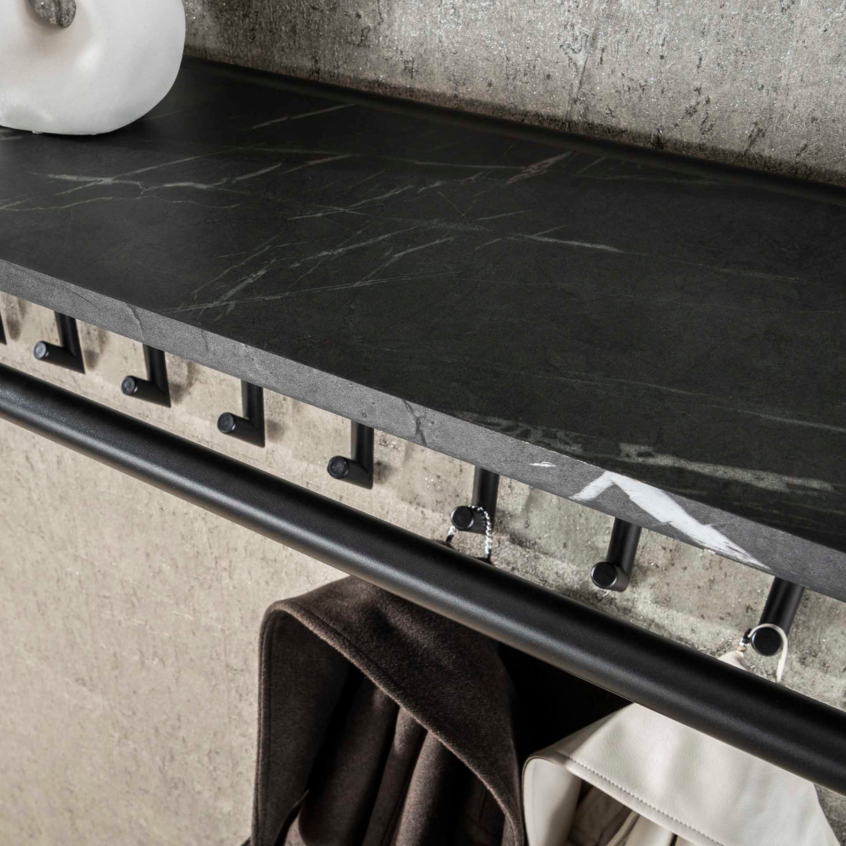 Appendiabiti Kimi 10 ganci Ceramica nera - Con asta e ripiano per cappelli