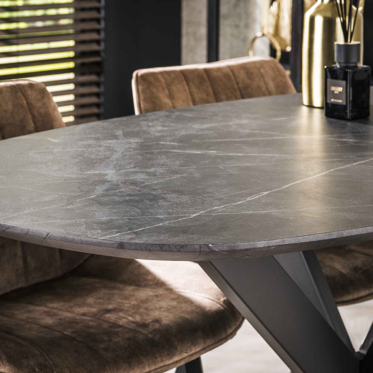Tavolo da bar ovale danese Iris 140x80 cm con gambe a ragno effetto ceramica