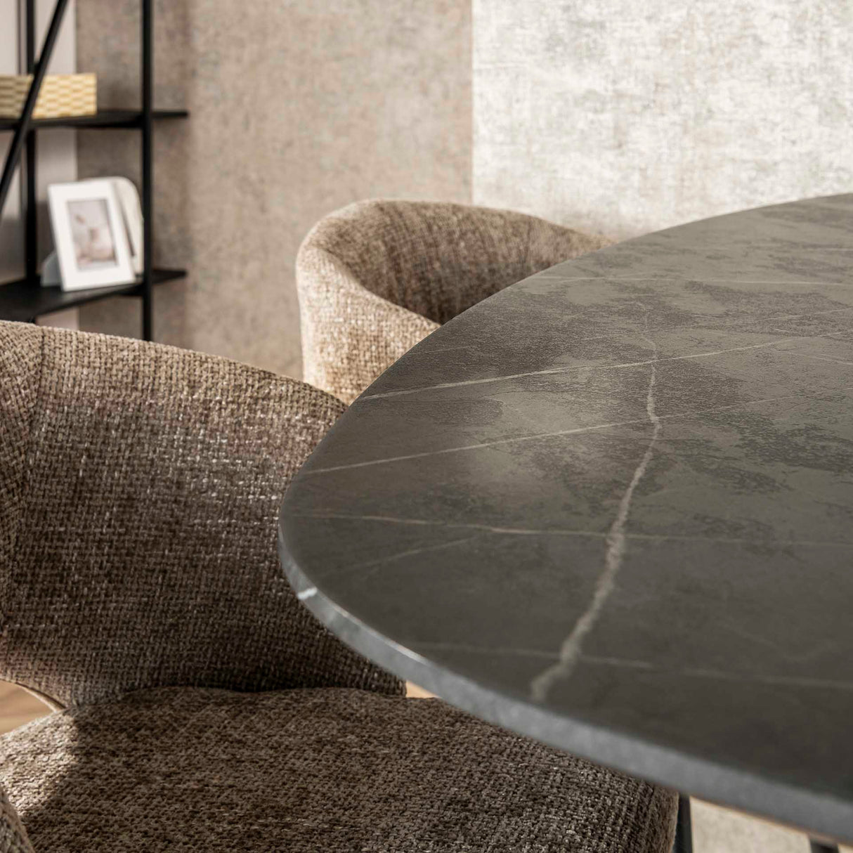 Tavolo da bar ovale danese Iris 140x80 cm con gambe a ragno effetto ceramica