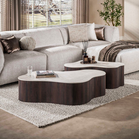 Set van 2 organische salontafels Cruz Grand met Taj Mahal keramiek bladen en donkerbruine ribbelbasis.