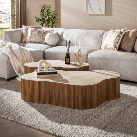 Set van 2 organische salontafels Cruz Grand met Travertin keramiek bladen en eikenhoutlook ribbelbasis.