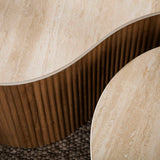 Set van 2 organische salontafels Cruz Grand met Travertin keramiek bladen en eikenhoutlook ribbelbasis.