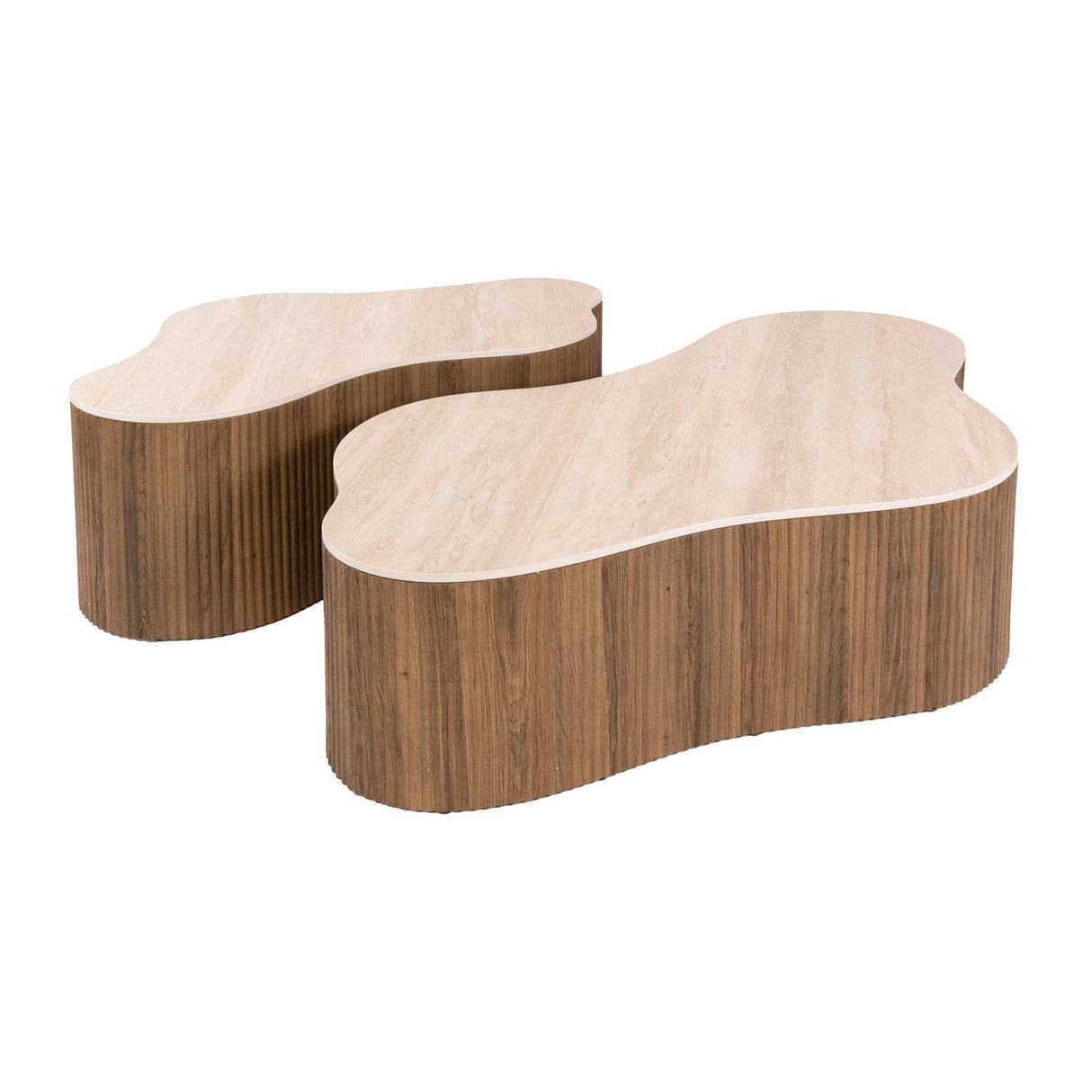 Witfoto set van 2 organische salontafels Cruz Grand met Travertin keramiek bladen en eikenhoutlook ribbelbasis.