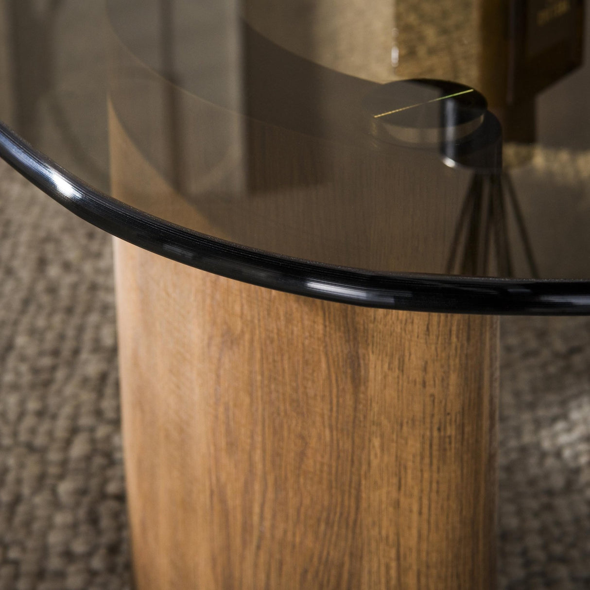 Organische salontafel rookglas tafelblad en eikenhout-look poten detail