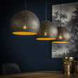 Lampada a sospensione Aya 3 Sphere DH Interior Marrone LxLxH 87x33x27 Marrone nero Foto atmosferica vista frontale diagonale